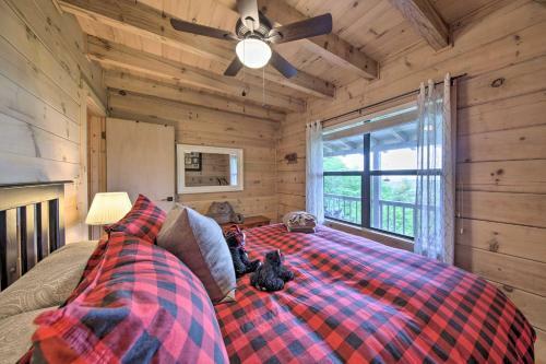 Treetop Hideout With Long-range Mountain Views!