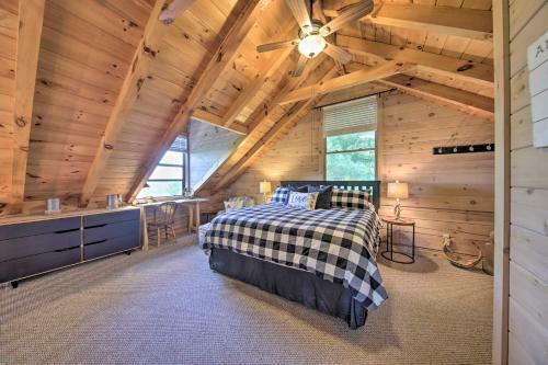 Treetop Hideout With Long-range Mountain Views!