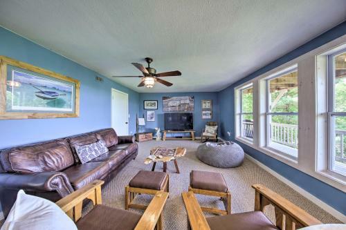 Treetop Hideout With Long-range Mountain Views!