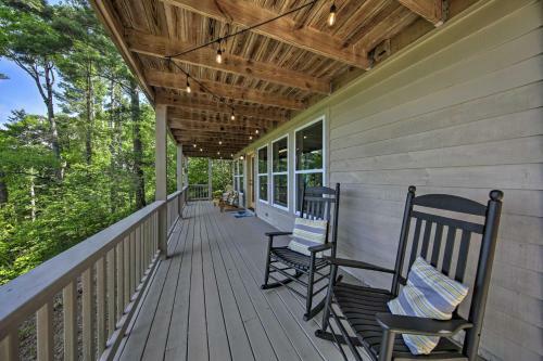 Treetop Hideout With Long-range Mountain Views!