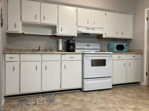 3 Bed 1.5 Bath Central Location, 11 Min To Base