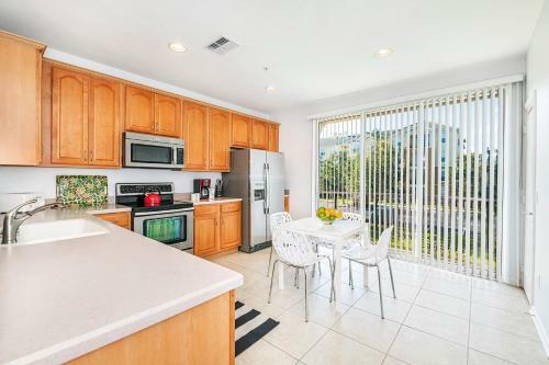 Updated Vista Cay Townhome, 10 Min From Universal