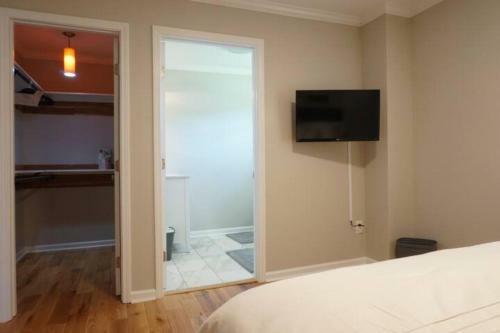 Atlanta Unit 2 Weekend Getaway Private Bedroom 2 With Private Bathroom