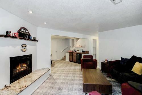 Wow! Spacious Retreat & Amazing Yard 2400+4bd/3bth