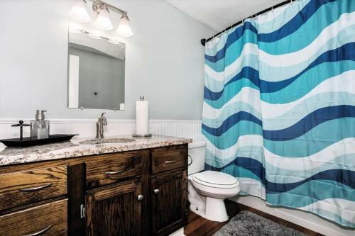 Wow! Spacious Retreat & Amazing Yard 2400+4bd/3bth