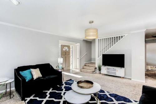 Wow! Spacious Retreat & Amazing Yard 2400+4bd/3bth