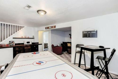 Wow! Spacious Retreat & Amazing Yard 2400+4bd/3bth