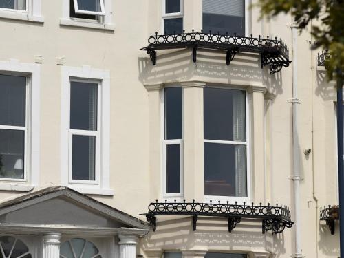 Pass The Keys 2bed Seafront Apartment With Fantastic Views And Parking