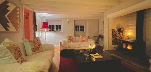 Stunning 3-bed Thatched Cottage In Dorset