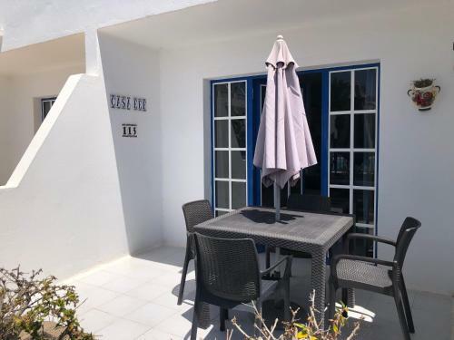 Casa Eef - One Bedroom Apartment Close To The Beach With A Communal Pool