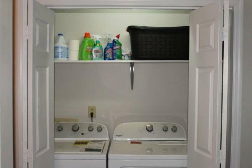 Cheerful 2-bedroom, 2 Bath With Private Parking
