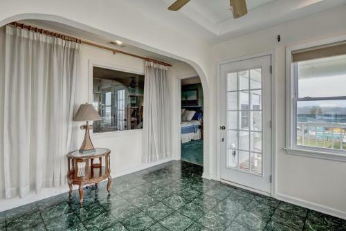 5br Beach Home Sleeps 10 Walk To The Pier Oceanview