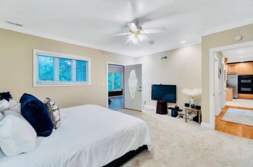King Bed, Home Theater, Pool Table, Game Room, Fireplace