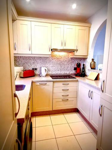 Luxurious 2 Bed Apartment With Amazing Beach Views