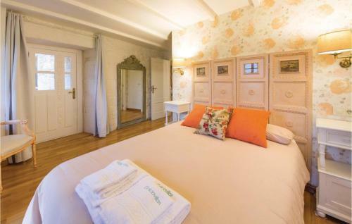 Six-bedroom Holiday Home In Cernedo