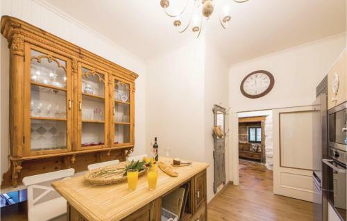 Six-bedroom Holiday Home In Cernedo