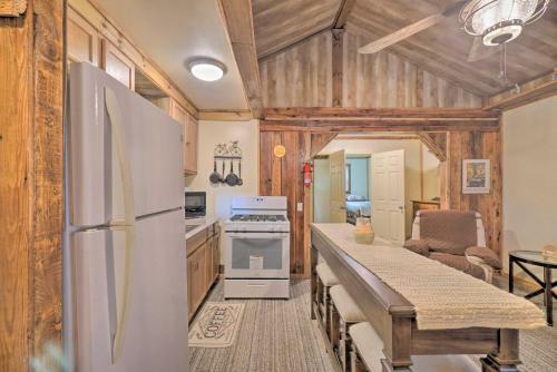 Wooded Cottage With Fire Pit And Forest Views!