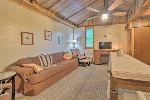 Wooded Cottage With Fire Pit And Forest Views!