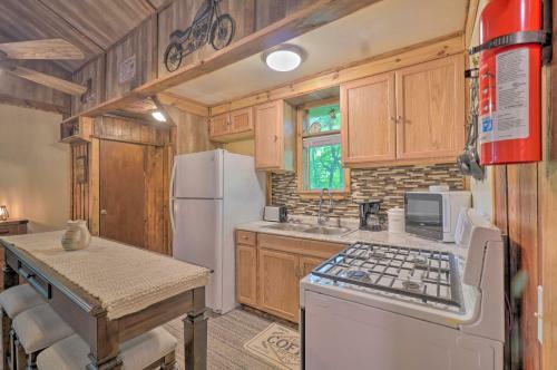 Wooded Cottage With Fire Pit And Forest Views!