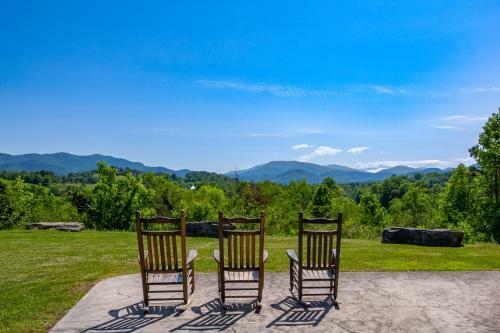 Travelers Paradise W Community Pool Grill
