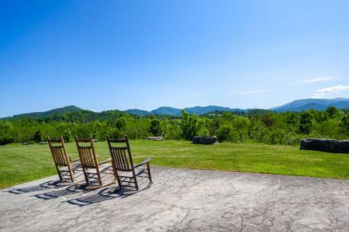 Travelers Paradise W Community Pool Grill