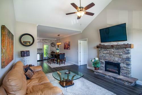 Travelers Paradise W Community Pool Grill