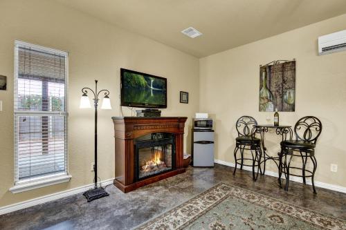Cozi Cottage With Hot Tub! - 2 Min To Wineries!