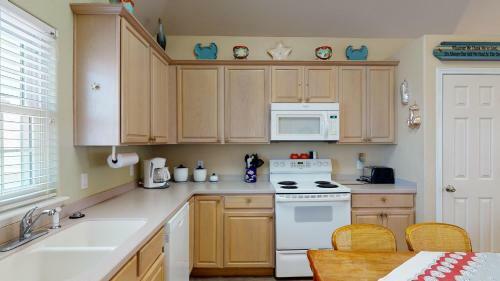 Fh4 Charming 3 Bedroom Condo, Near Beach, Shared Pool