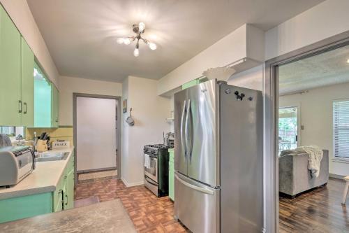 Idyllic Abode With Yard - Near Dtwn And Airport!