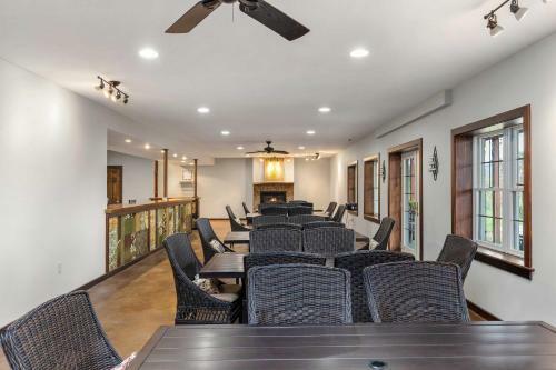Villa Stunning Former Winery With Pool And Mtn Views!