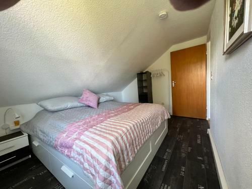 Apartamento Herzlich Willkommen In Der Dachstube Niestetal