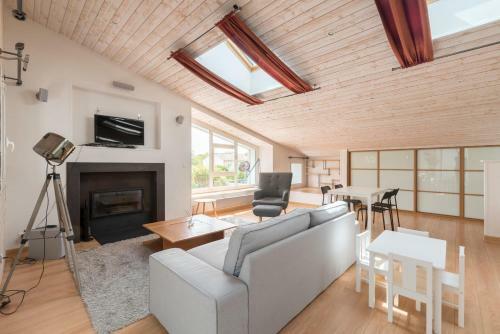 Jolie Maison Avec Piscine Int�rieure Et Sauna