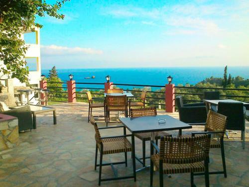Escape Studio Apartments With Swimming Pool On Pelekas Beach