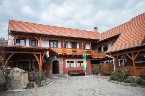 Hostal Sziklakert Fogad�