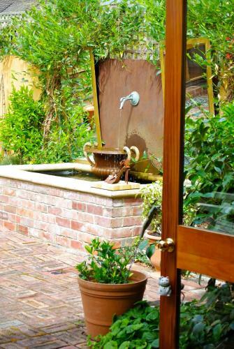 Bed & Breakfast At Eleven - La Petite Maison