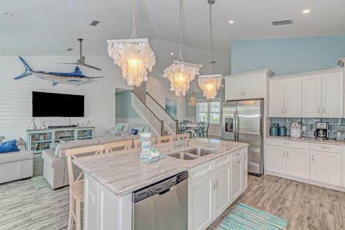 4 Bed 4 Bath, Bonus Bunk Room Heated Pool Water Slide Spa Wifi