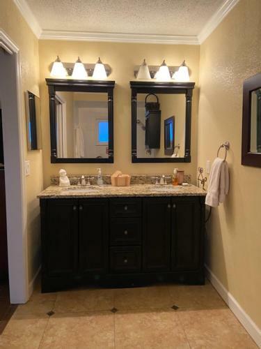 Clean Single-story Home With Hot Tub - Pets Welcome!