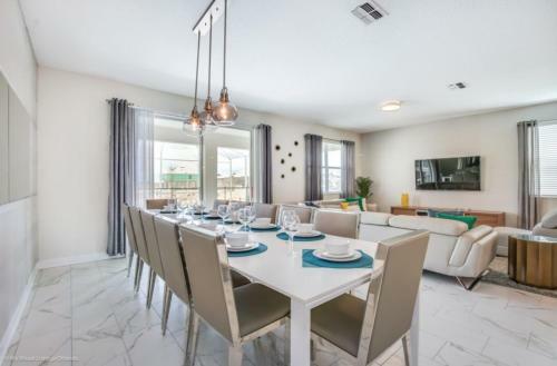 Make Your Dream Vacation Comes True In Luxury Pool Home