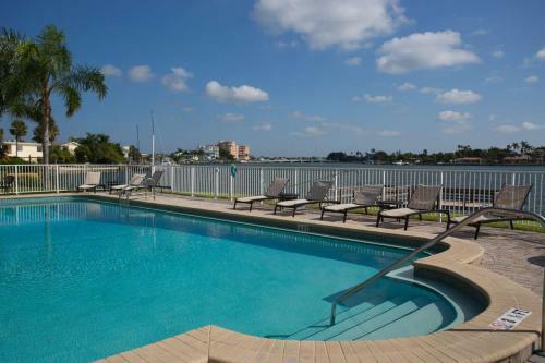 210 - Palms Of Treasure Island