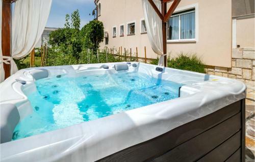 Nice Apartment In Barbat With Jacuzzi, Wifi And 3 Bedrooms