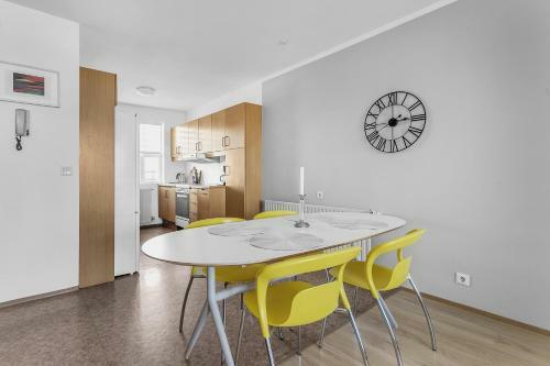 Charming, 2 Bedroom Seaside Apartment