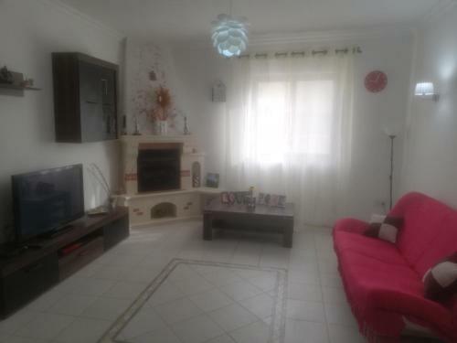 Lovely 3 Bedroom Apartment With Fireplace