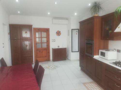 Lovely 3 Bedroom Apartment With Fireplace