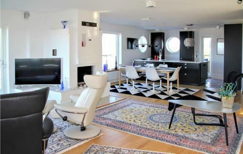 Stunning Home In B�stad With Jacuzzi, Wifi And 3 Bedrooms