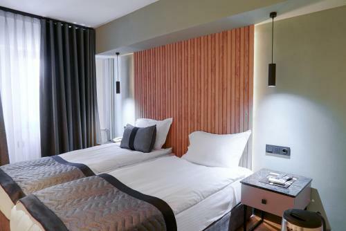 Leons Hotel