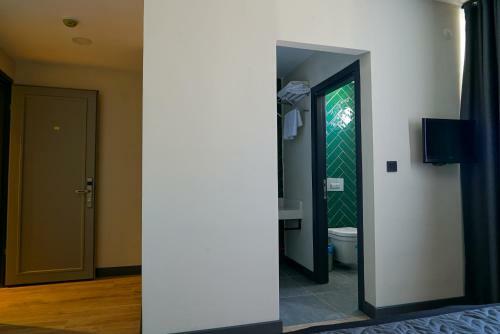 Leons Hotel