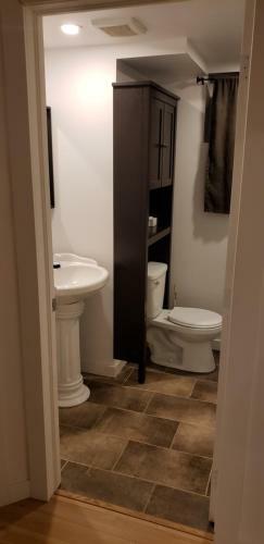 Cheerful 1 Bedroom Basement Apartment With Free Parking