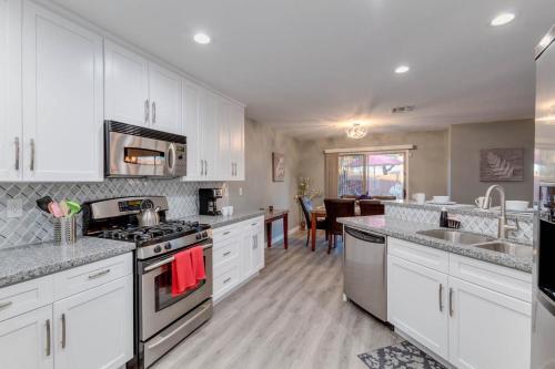 Phoenix Gem With Sparkling Heated Pool And Newly Remodeled! Home