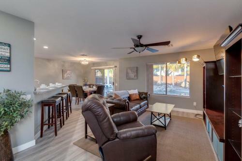 Phoenix Gem With Sparkling Heated Pool And Newly Remodeled! Home