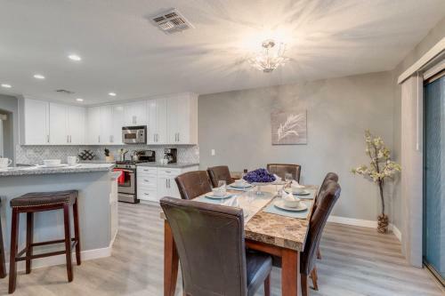 Phoenix Gem With Sparkling Heated Pool And Newly Remodeled! Home